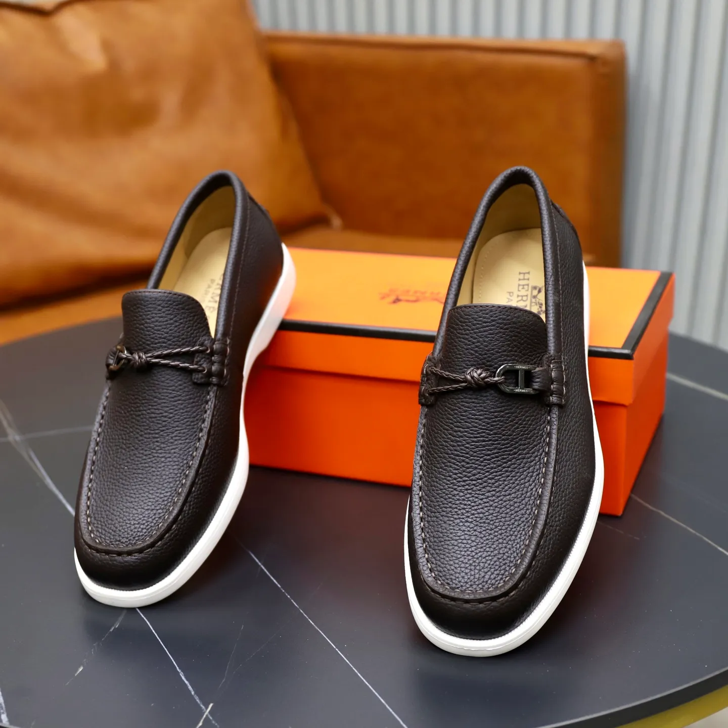 Ex-factory price: 560💰Hermès/Hermès slip-on men's shoes. This shoe is made of imported pebbled cowhide. It has simple and smooth lines and is combined with aerodynamically designed 3CM rubber foam ultra-light soles! Youthful and fashionable, classic H-shaped hardware buckle decoration, calf lining gently wraps the feet, with logo cowhide feet, casual and urban style, highlighting youthful vitality, sports and leisure version, super versatile, code number: 38-39-40-41-42-43-44 standard leather shoe size (45 can be customized but does not support returns)